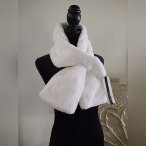 NWt White🤍 FauX•FuR Scarf by Babeyond~